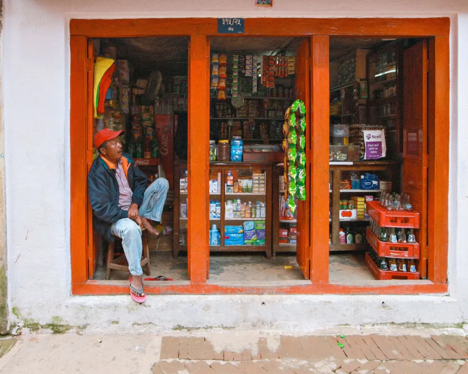 Kệ hàng trong cửa hàng